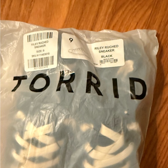Torrid Black Riley Ruched Back Slip On - Picture 3 of 3